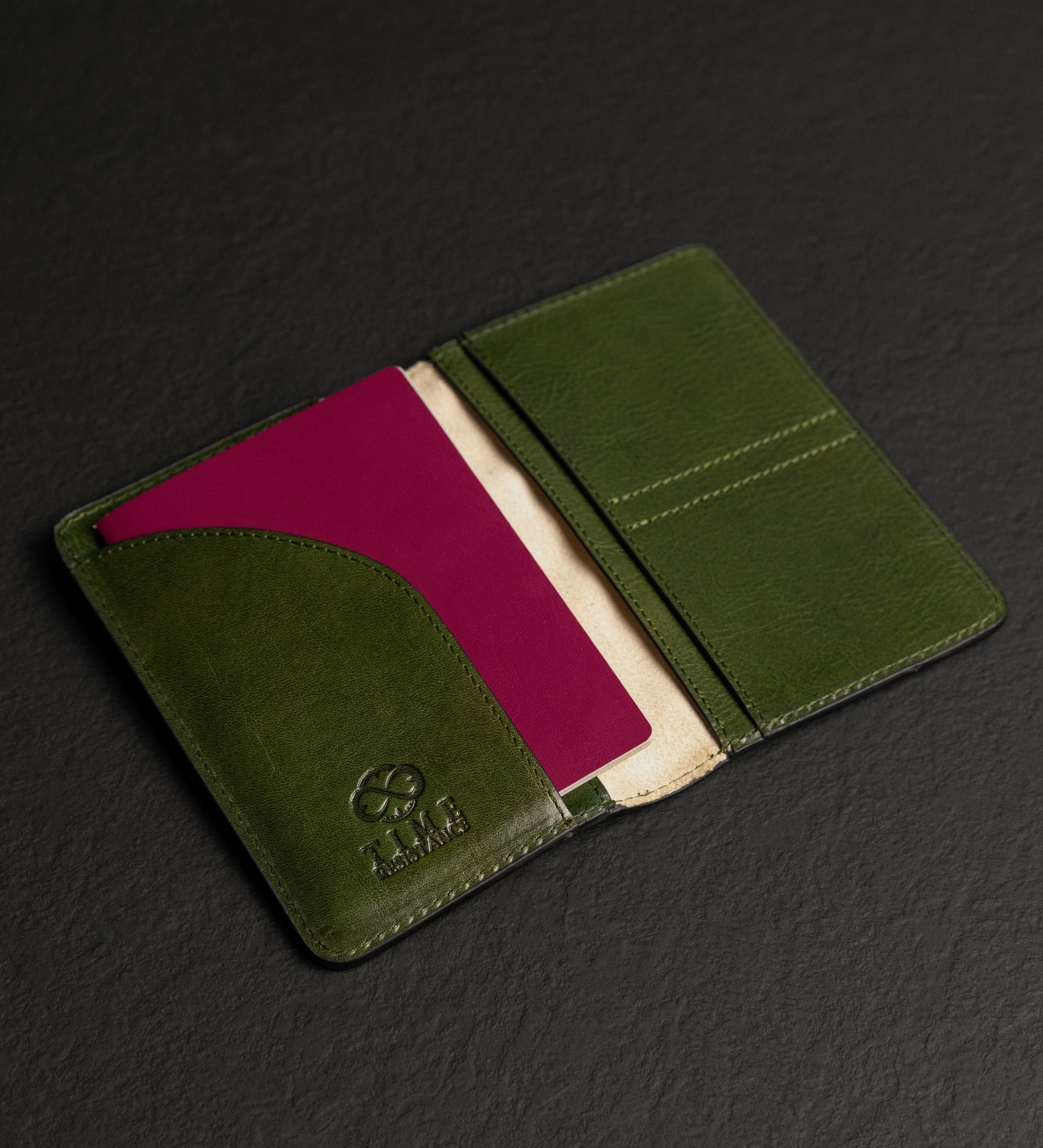 Small Leather Passport Holder for Women - Gulliver's Travels