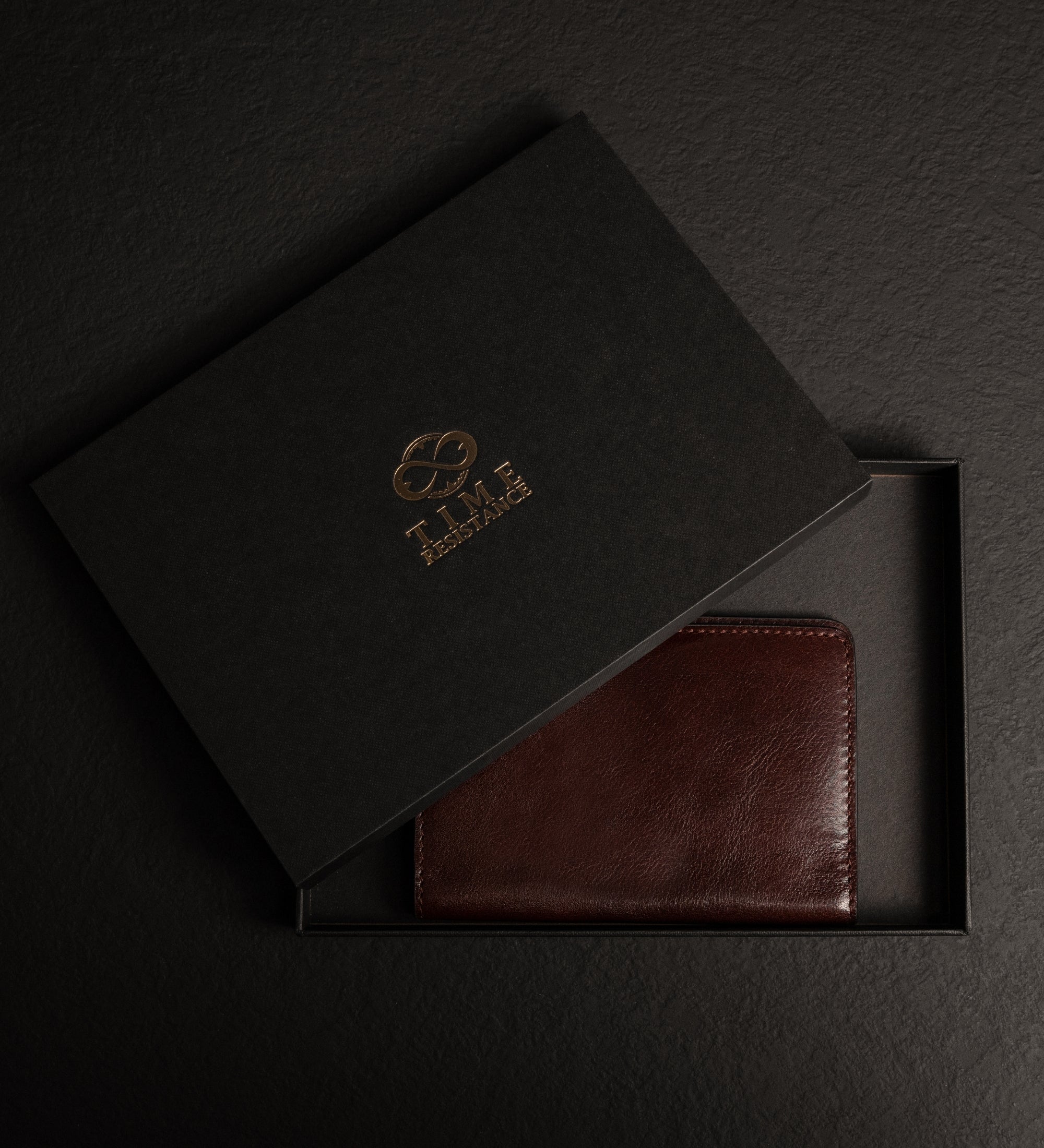 Small Leather Passport Holder for Women - Gulliver's Travels