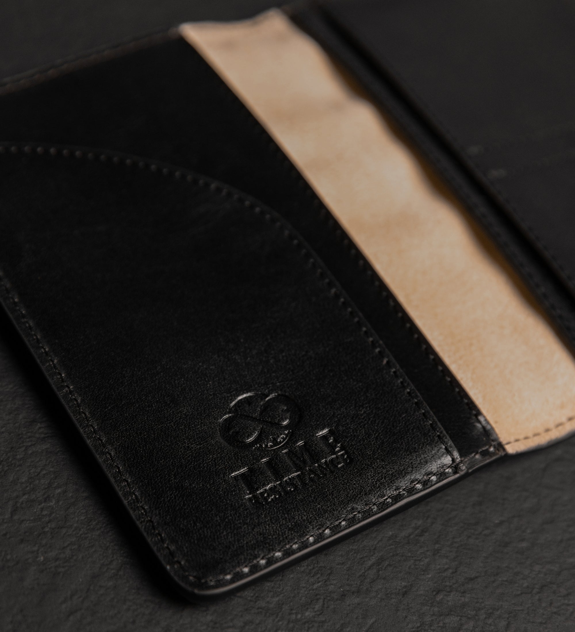Small Leather Passport Holder for Women - Gulliver's Travels