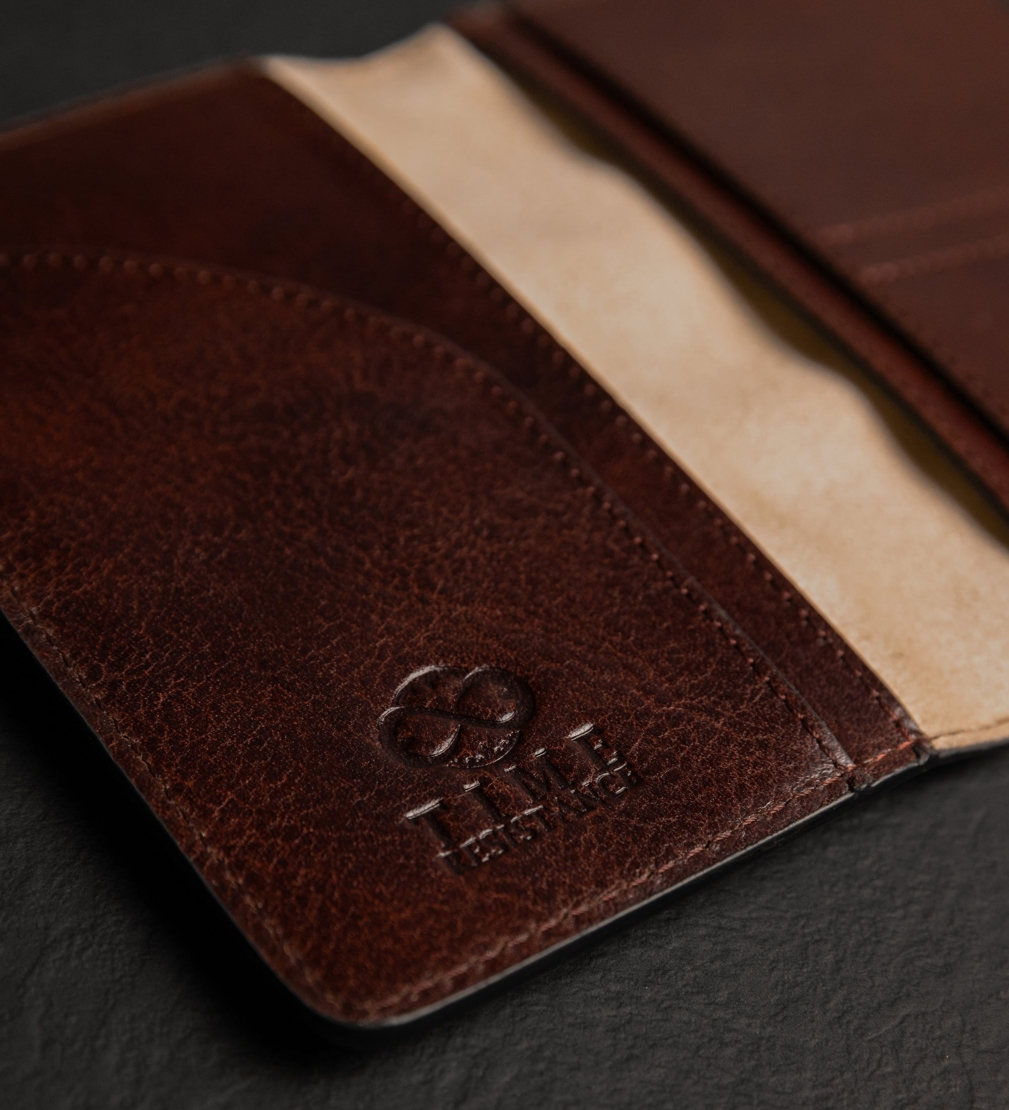 Small Leather Passport Holder for Women - Gulliver's Travels