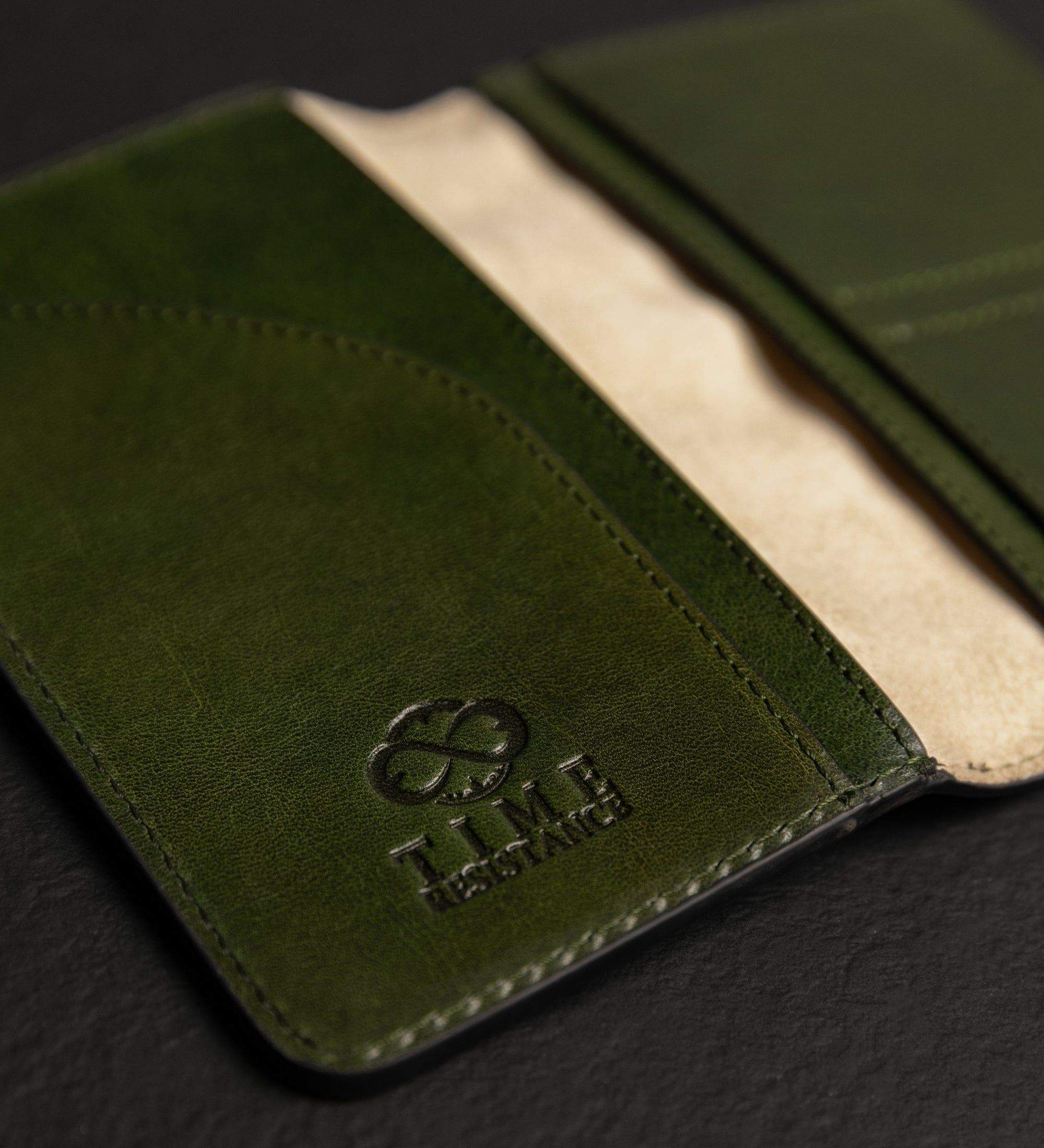 Small Leather Passport Holder for Women - Gulliver's Travels